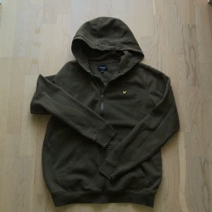 Green Lyle & scott hoodie  - Hej det är en lyle & scott tjocktröjan är bra kvalitet så köp gärna 