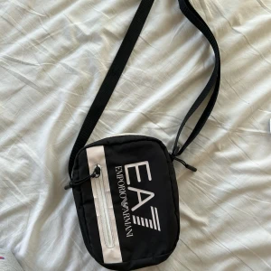 EA7 väska - EA7 axelväska. Knappt använd, inga fel på den