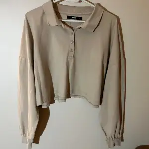 Skjort-liknande tröja från Bikbok! Mycket skön + jag valde oversize så den sitter mysigt på! Ljusbrun/beige färg. Använd men i bra skick!