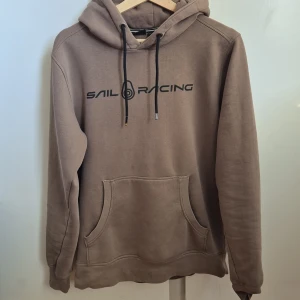 Sail racing - Hej! Säljer denns feta sail racing tröja som är helt felfri. Den har nån enstaka fläck men annars helt okej. Den är fräsch och snygg passform. Storlk S,