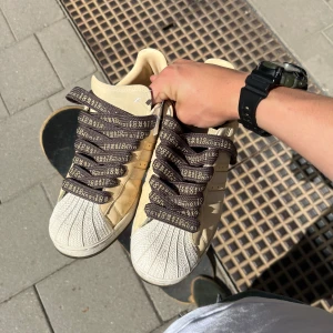 Adidas superstars Tomato underworld - Adidas superstars underworld i storlek 42 2/3, de är i bra skick och inga skador