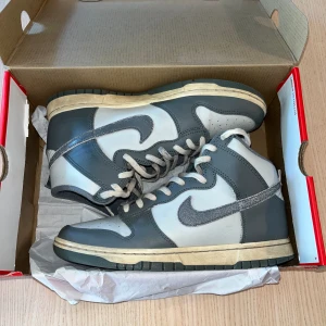 Nike Dunk High ’Light Bone’ - Ett par Nike Dunk High i bra skick (kan tvättas). Skösnöre, box och creaseskydd medföljer. Skriv privat om du har fler frågor!