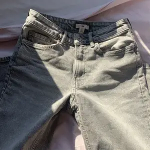 Säljer ett par gråa baggy jeans från H&M💕 De är oandvända, vara testat de osv💗 Orginalpriset var 349 kr💘 Pris kan diskuteras❣️❣️