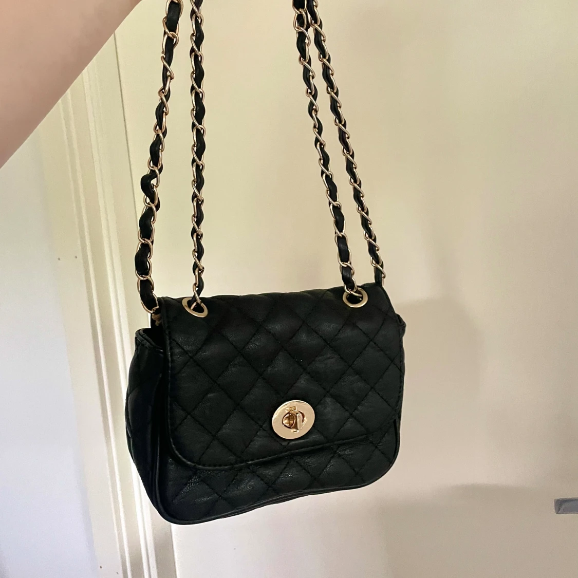 Axelremsväska med gulddetaljer