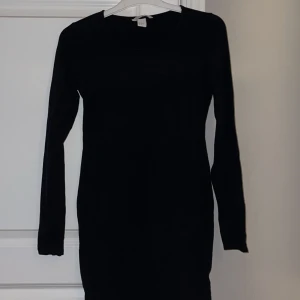 Svart klänning  - Svart tajt klänning! Använt fåtal gånger men i väldigt bra skick! 