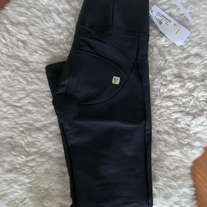 Freddy wr up high waist - Säljer ett par nya Freddy wr up high waist leather, lapparna kvar på. Supersnygga, men tyvärr lite små för mig. Storlek xs, men stretchiga så passar nog även liten s. Nypris 1599kr, mitt pris 600kr 🌸