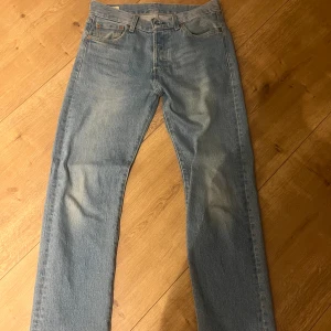 Levis 501 - Säljer nu dessa levis 501 pga att dem inte används längre. Köpta för 1200kr  Skick:9/10  Storlek: 30/32