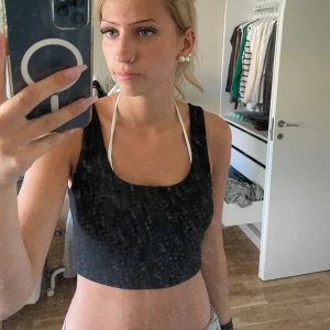 Svart topp - Fin svart topp, knappt använd. Skriv för fler bilder. Jag säljer även en likadan fast vit. Sorry för smutsig spegel