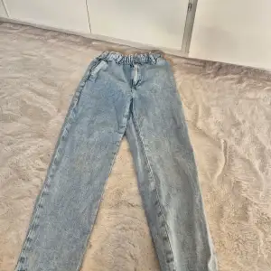Superfina blå jeans i storlek 146, bra skick!