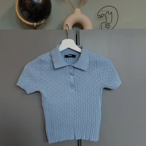 Ny stickad topp med krage, stickad kortärmad tröja strl XS  - Fint skick, endast testad. Ej använd. Djurfritt och rökfritt hem. 