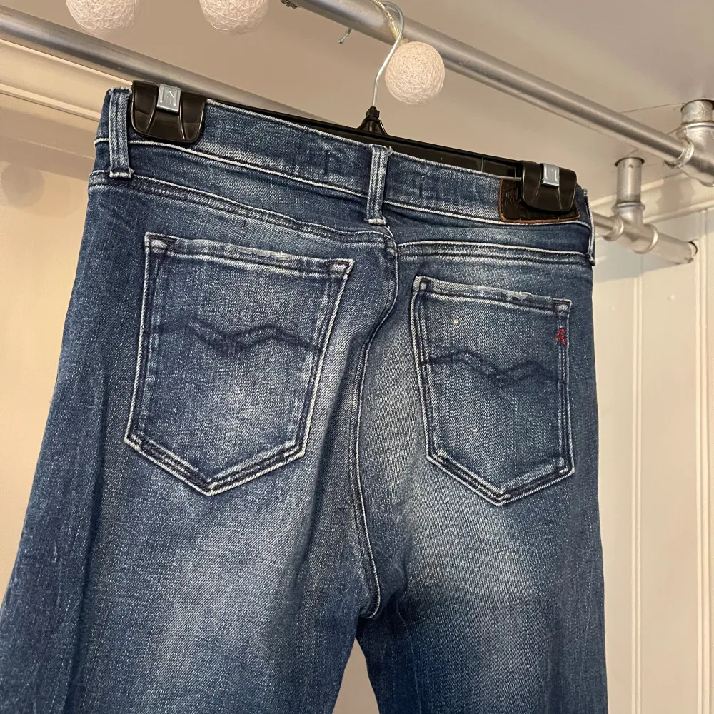 Replay jeans i modellen Joi med lite coola detaljer och slits. Storlek 27, passar 34/36. Jeans & Byxor.
