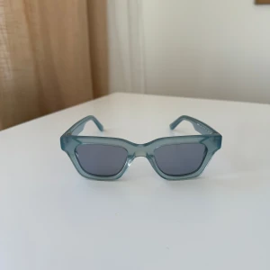 CHIMI 11 - Solglasögon. Chimi Manta Blue Lab22 limited edition. Slutsålda går ej få tag i. Liknar modell 11. Använt fåtal gånger, nyskick, inga repor. Putsduk fås med. Italian acetate. Lins kategori 2 100% UVA+UVB skydd Anti-scratch Anti-shatter Distortion-free