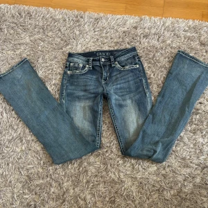 Miss me linkande jeans - Säljer mina jättefina miss me liknande jeans, lågmidjade och bootcut modell 😻 Midjemått rakt över:32 cm innerbenslängd:84 cm  De är stretchiga så passar xs-m skulle jag säga 