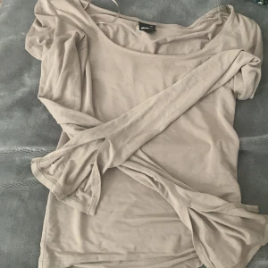 Tröja med slits  - En tröja med slits från gina kostar 200 men säljer för 100 eftersom att jag bara använt den en gång på en fest jag sjökv tycker att den är lite lång i armarna men det är nog för jag är lite kort