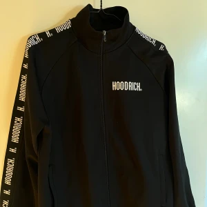 Hoodrich tröja - Hoodrich koftan är i bra skick, den är i L men passar M, pröjsa tar bara plats i garderoben för använder den inte, pris kan diskuteras vid snabb affär.