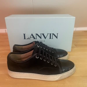 Svarta lanvin storlek 41 - Svarta lanvin Storlek 41 I använt skick, box och dustbag tillkommer  Perfekt nu inför sommaren  Skriv för mer frågor Kom med bud!