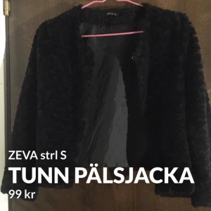 Pälsjacka  - Jättefin pälsjacka med fint mönster, den är tunn så fyller mer en funktion av en kofta 🖤 Den har ett spänne högst upp men inga knappar. Storlek S