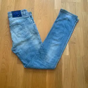 Säljer dessa galet eftertraktade Jacob Cohen jeans i en fräsch tvätt. Dem är i storlek 32  och har inga defekter. Modellen heter 688C och är i slim fit. Pris: 1499 (går att diskutera), hör gärna av er vid frågor! 