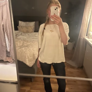 Trekvarts ärmad tröja - Krämvit trekvartsärmad tröja. Aldrig använd.