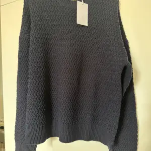 Mörkblå stickad tröja i 100% ull oversize stl M Limited edition 