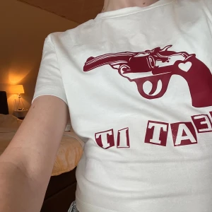  T-shirt med tryck - Ett tröja med ett coolt tryck❤️‍🔥helt ny (prislappen kvar). Ganska kort i modellen✨Hör av er vid frågor!