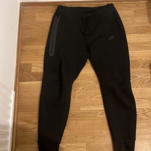 Nike Sportswear Tech Fleece. - Storlek: L , 44. För flera frågor o bilder skriv.