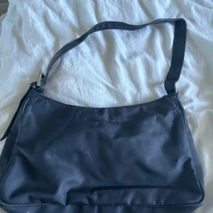 Handväska  - Snygg liten handväska 