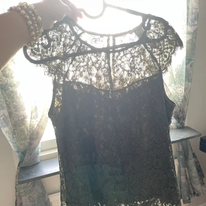 Jättefin spets blus - Supersnygg spets blus i mörkgrön / forestgreen, den är i jätte bra skick och använd tre gånger! Älskar denna tröja jätte mycket men säljs endast då jag har för mycket kläder