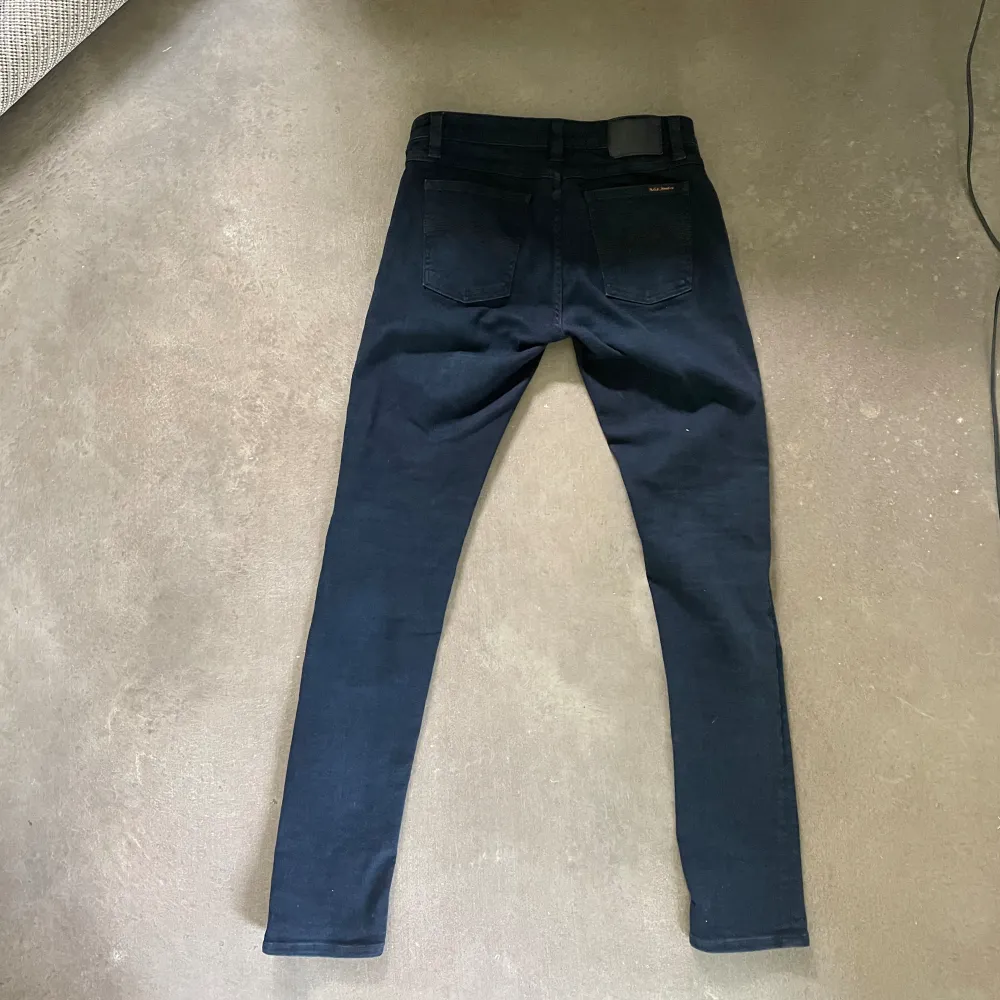 Mörkblå nudie jeans i bra skicka för billigt pris inga defekter  Pris är inte satt i sten . Jeans & Byxor.