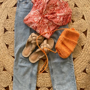 Sommaroutfit  - Jeans Lindex nea stl 40 150 kr  Skjorta (såld) Tofflor hm stl 39 50 kr  Väska Arket 150 kr  Hela paketet exkl skjorta 300 kr 