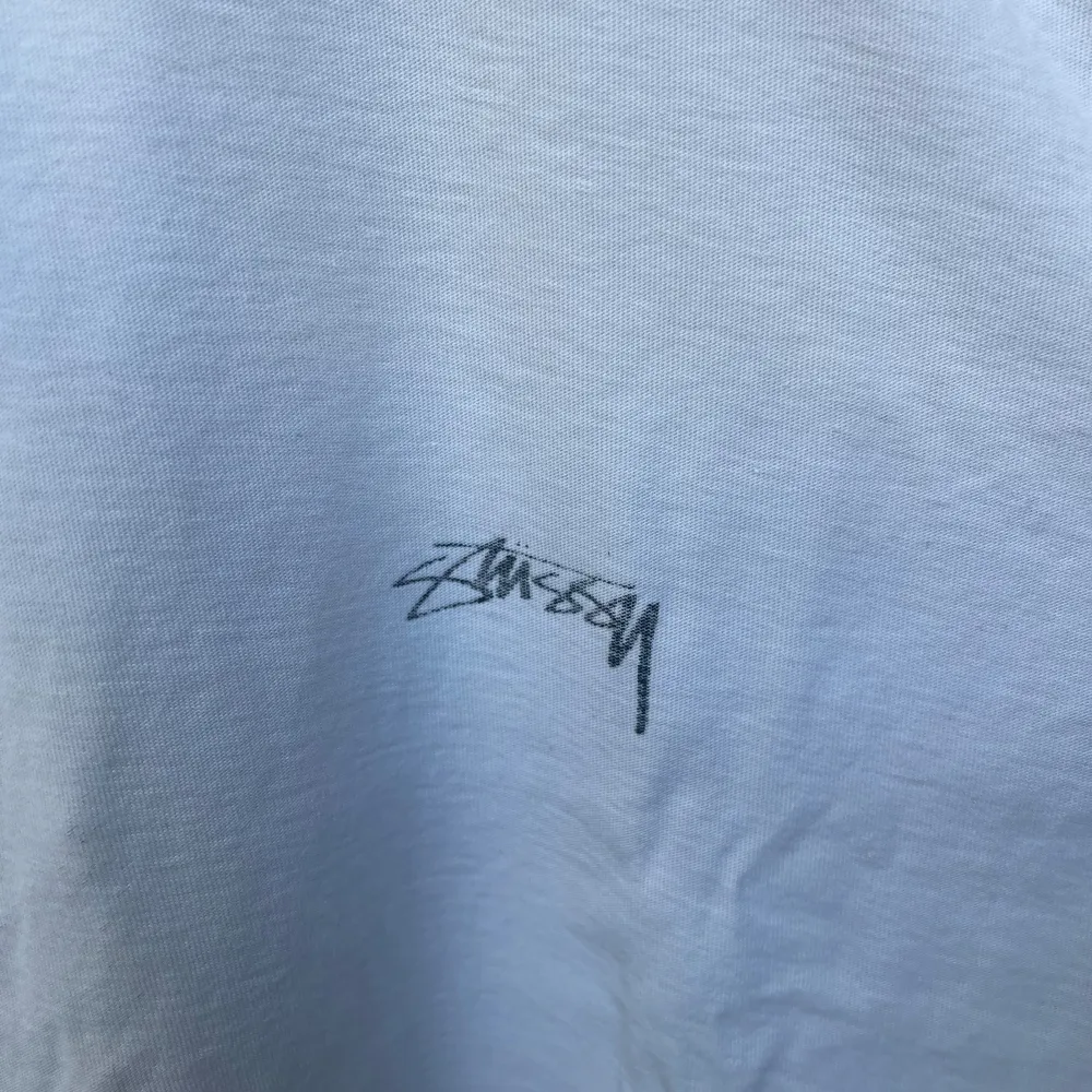 Stüssy T-shirt med cool ut- och invänd konstruktion. Sömmarna ligger på utsidan, och trycket är på insidan men lyser igenom för en häftig effekt. Köpt i Monaco, använd max fem gånger. . T-shirts.