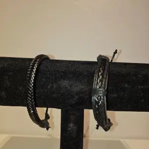 2 st svarta läder armband, använda fåtal gånger.
