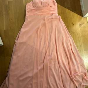 En ljusrosa balklänning som jag köpt begagnad för ca 400, säljer den pga att storleken var för stor🥰jag är 160 och den går över tårna, fråga för fler bilder om det behövs❤️