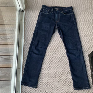 Levis 502 jeans - Storlek 30 i midjan och 30 i längd Levis 502 Skick 10/10 använda 3 gånger Köpta för 1100 Säljer då de är för små för mig