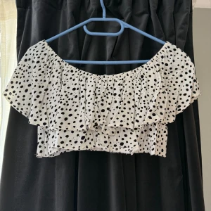 Prickig topp - Från chiquelle. Aldrig använd - fint skick! Mycket söt!🌸