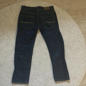 Nudie jeans mörkblåa - Använda tre gånger för korta för mig straight fit