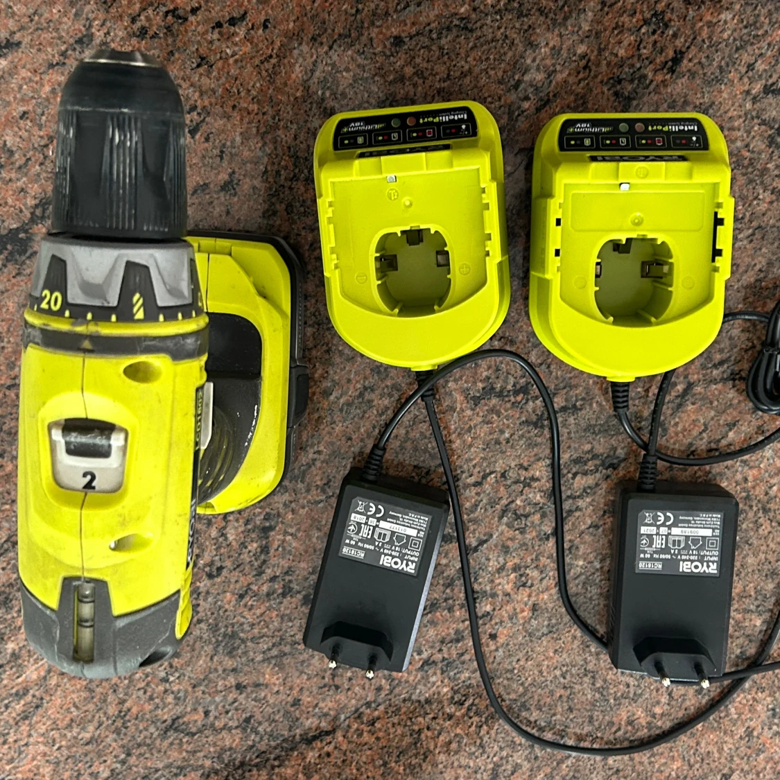 Skruvdragare med batteri och laddare