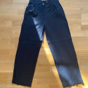 Linnebyxor svart - Svarta linnebyxor från Weekday. Nästan aldrig använda. Pris går att diskutera