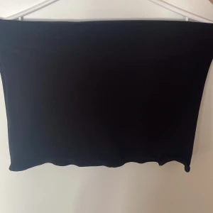 Kort/mini kjol - Hej! Jag har storlek S och den passar mig fint. Det är stretchiga material så den är lätt att gå i och att få på sig. Materialet är inte för tjockt så den är inte så varm, inte heller genomskinlig. 30cm lång när den inte är på. Har sytshemma Läs bio❤️