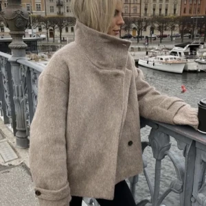 arket jacka  - Säljer min arektjacka som är perfekt nu till våren. Köpte för 2000, lägger nu ut för 1000❤️Inga defekter 