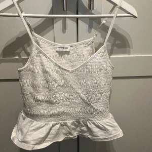 Topp - Jätte gullig topp från even&odd i storlek M, säljer då den inte kommer till användning💕