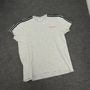 Adidas X Fiorucci T-shirt - Adidas X fiorucci T-shirt, super fint skick.