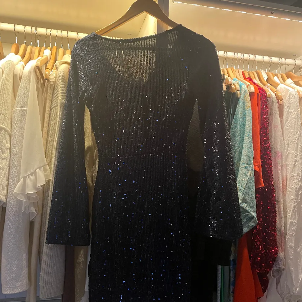 Marinblå glitter klänning, perfekt till fest! I storlek xs endast använd 1 gång🥰. Klänningar.