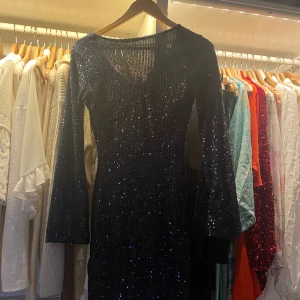 Meet me there  - Marinblå glitter klänning, perfekt till fest! I storlek xs endast använd 1 gång🥰