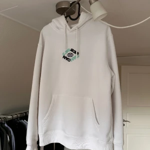 Huvtröja med tryck  - Huvtröja från Zalando. Nästan aldrig använt. Nypris 500. 