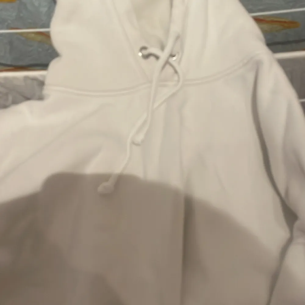 Snygga hoodies från bikbok, använda men det märks inte på något sätt, nypris ca 399, köp en för 170 eller båda för 250! En grå och en vit, grå är i M men sitter som s. Hoodies.