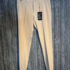 Elliot golf byxor  - JL golf byxor. Oanvänd. Köpt från Sample Sale. Storlek 33x34