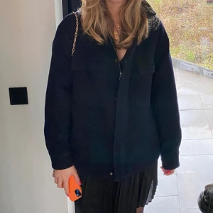 Marinblå kappa - En marinblå kappa från zara! Första bilden är min men ej de andra