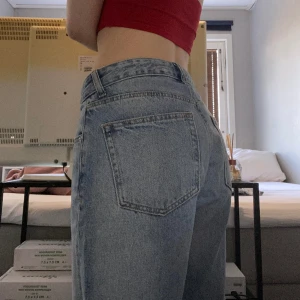 Blåa baggy jeans  - Alldrig använt då jag inte har samma kropp som när jag köpte dom, gör ont att sälja då de är väldigt snygga och bra material.