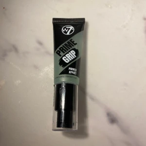 W7 primer - W7 primer dupe på elf! Endast testad 1 gång. Locket har några sprickor men håller ihop! Priset är inkl frakt, alltså kostar den 42kr + 18kr! Använd inte köp nu utan kontakta mig privat vid intresse 💞